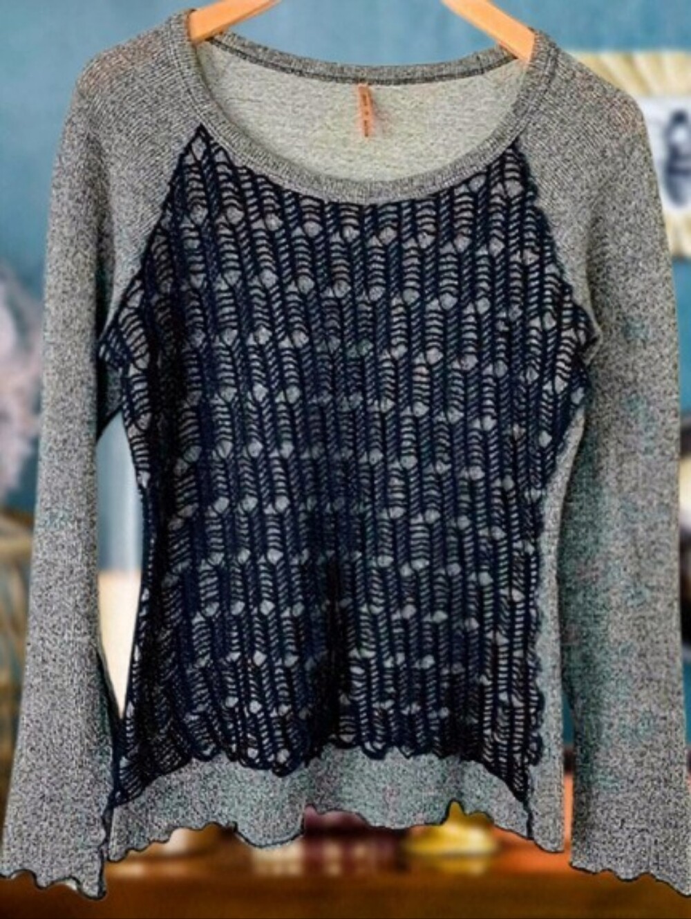 Pete Raglan Lightweight Knit Black Overlay. Scalloped Hem. Back Accent Seams. Lg